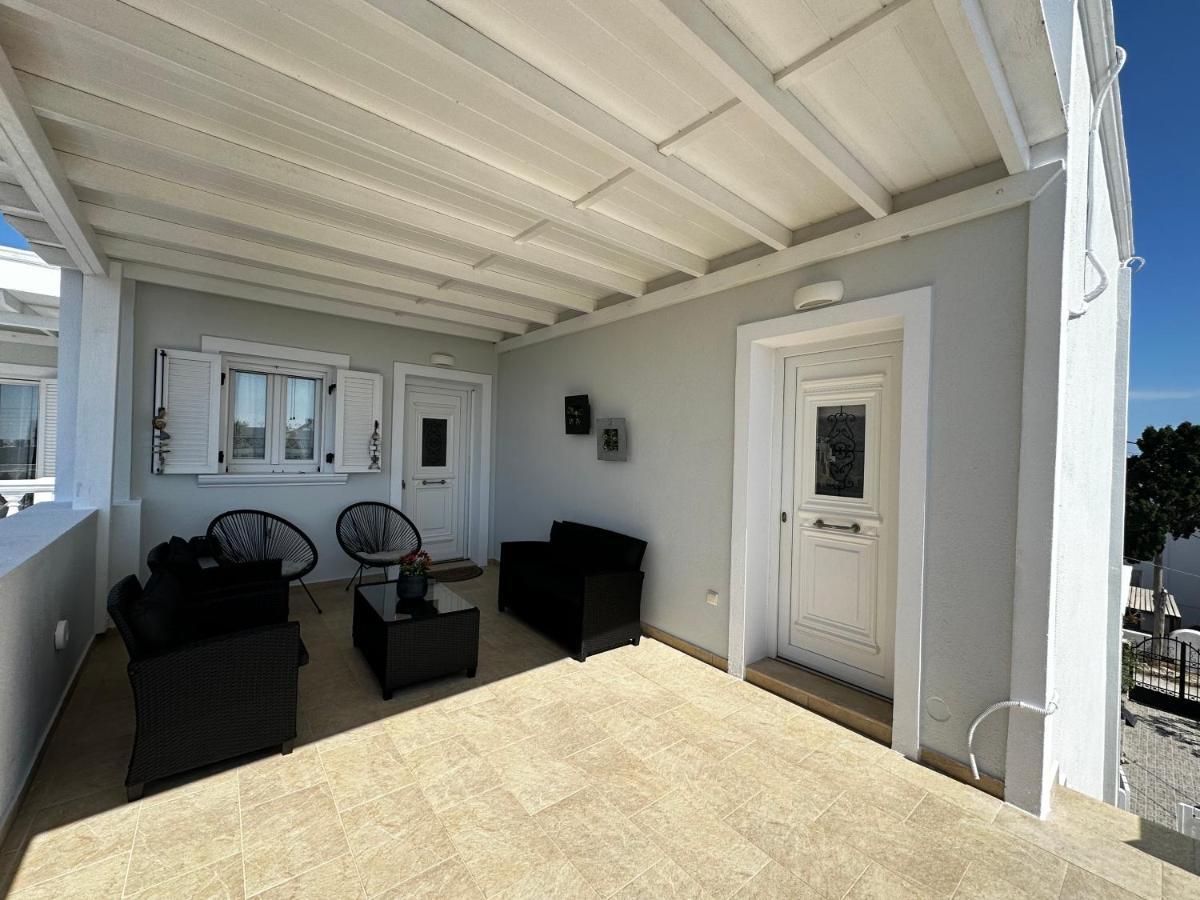 Veldi Art - Kamari Beach Apartment Fira  Exteriör bild