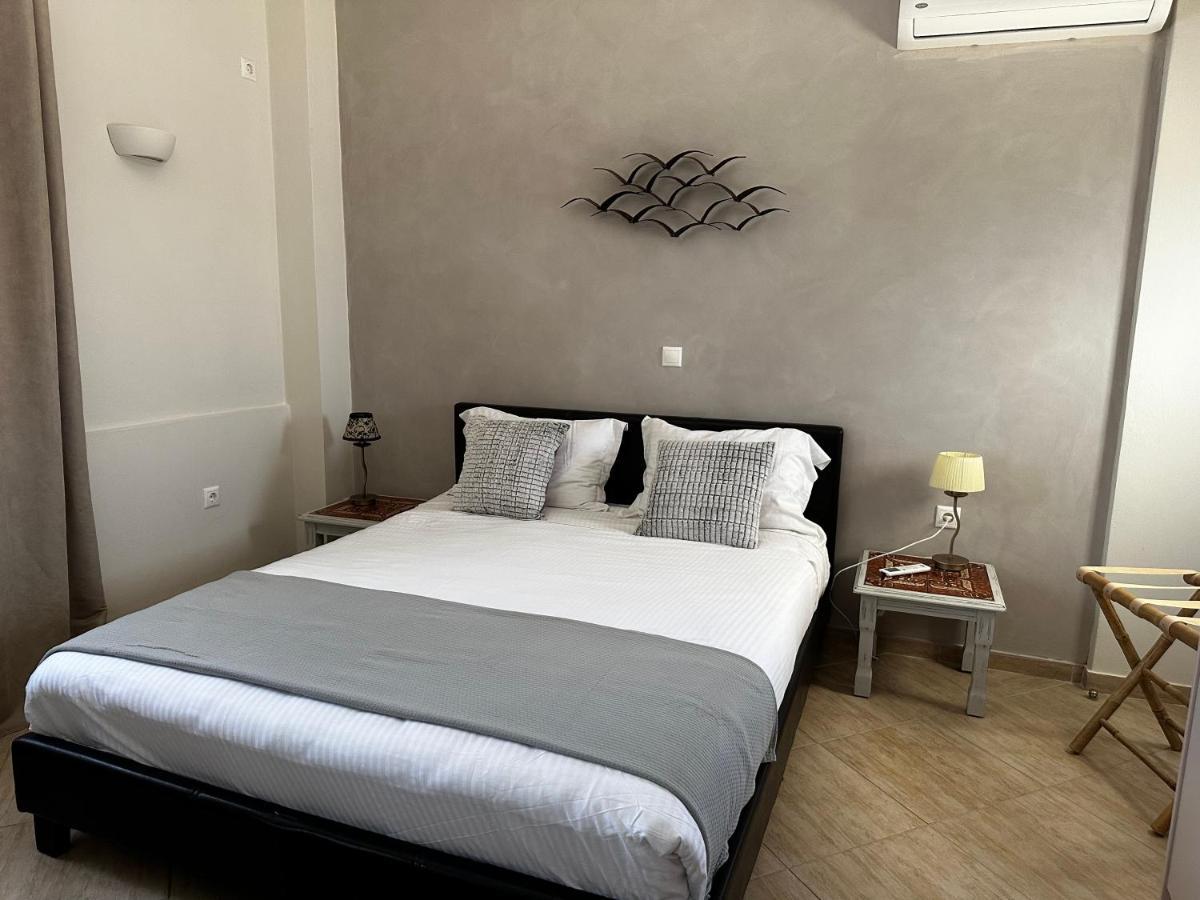 Veldi Art - Kamari Beach Apartment Fira  Exteriör bild