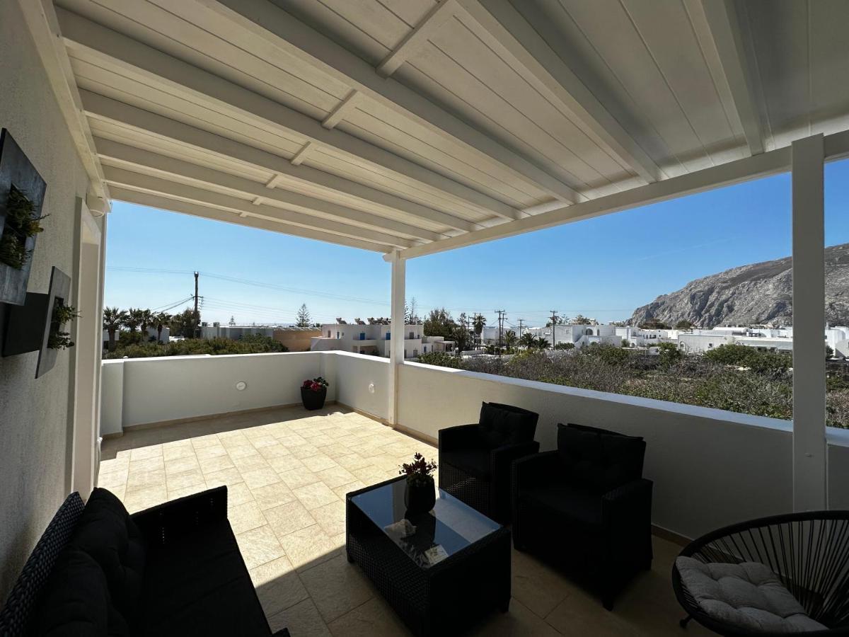 Veldi Art - Kamari Beach Apartment Fira  Exteriör bild
