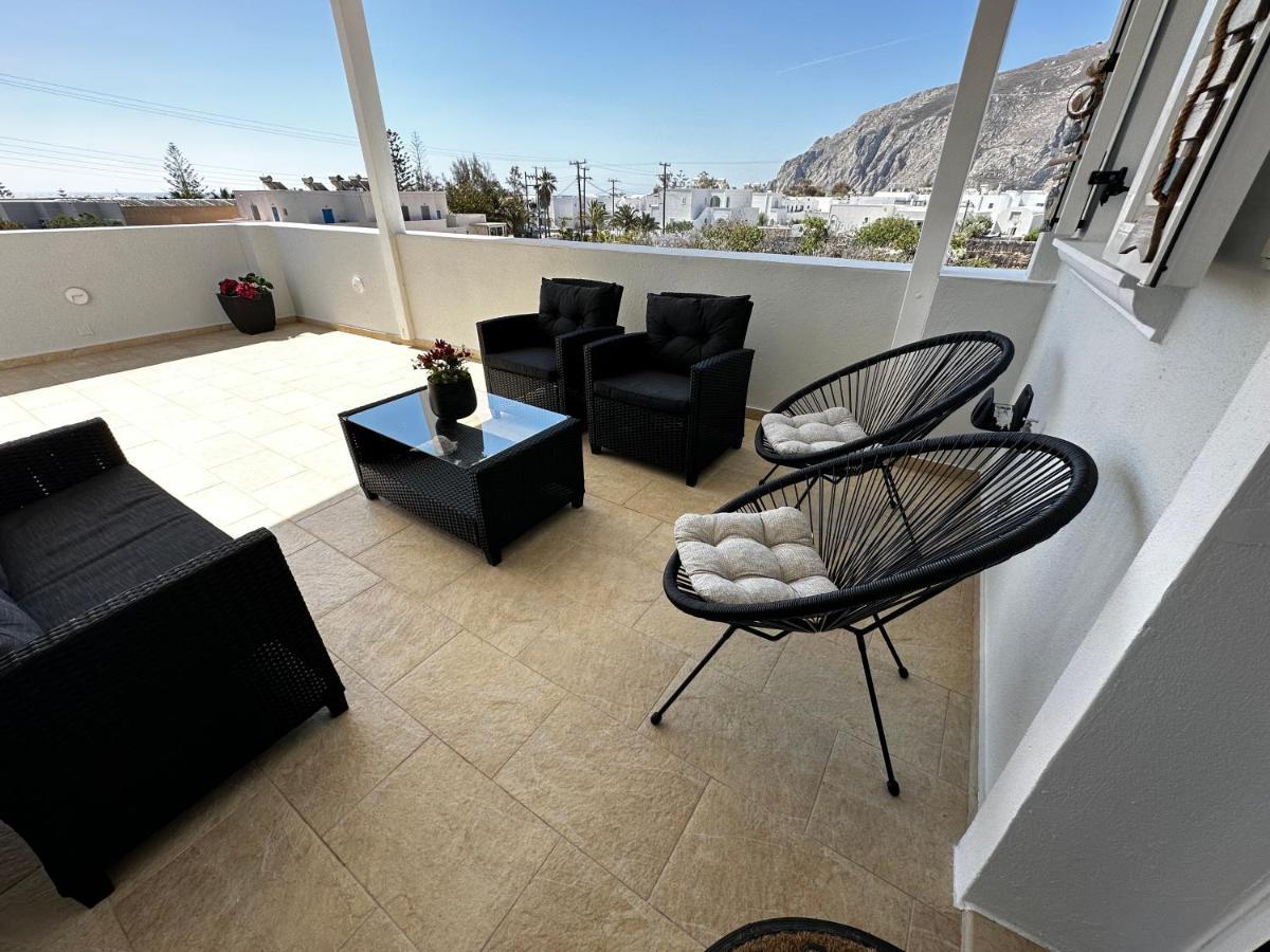 Veldi Art - Kamari Beach Apartment Fira  Exteriör bild