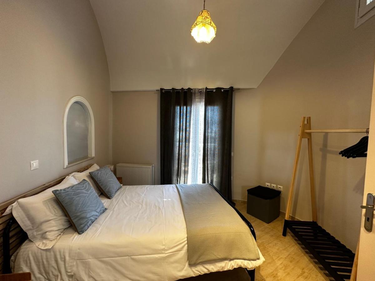 Veldi Art - Kamari Beach Apartment Fira  Exteriör bild