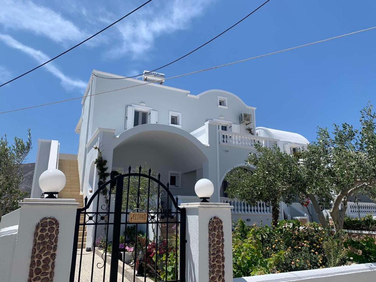 Veldi Art - Kamari Beach Apartment Fira  Exteriör bild