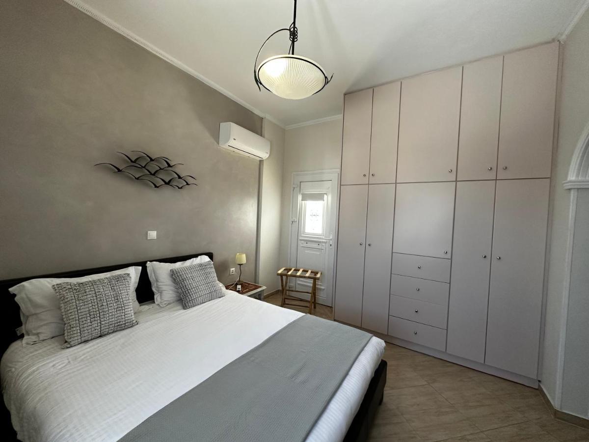 Veldi Art - Kamari Beach Apartment Fira  Exteriör bild