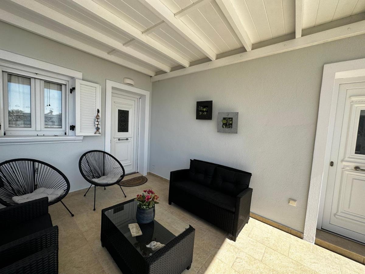Veldi Art - Kamari Beach Apartment Fira  Exteriör bild