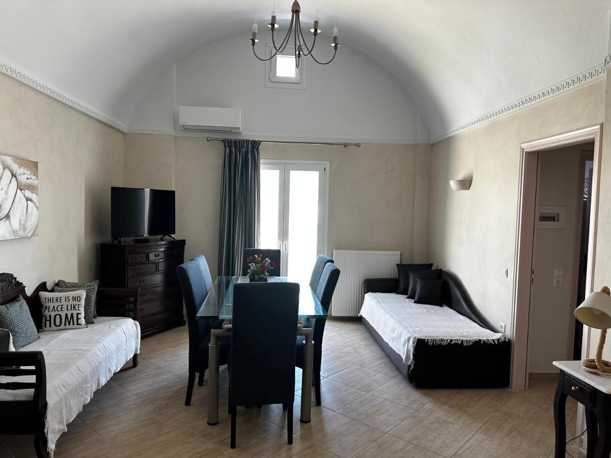 Veldi Art - Kamari Beach Apartment Fira  Exteriör bild