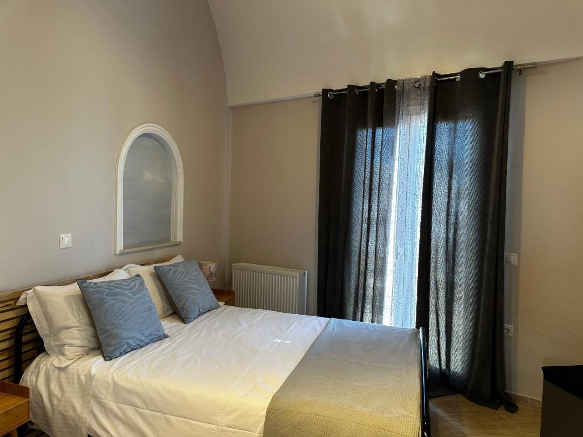 Veldi Art - Kamari Beach Apartment Fira  Exteriör bild